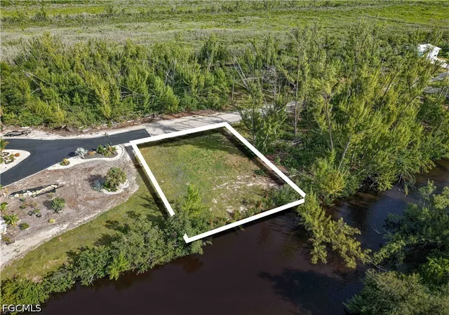 Photo 3 of Sale Pending at 3901 Crestwell Ct, Saint James City, FL 33956 | MLS# 2026038002 | Listing updated on 2026-09-11