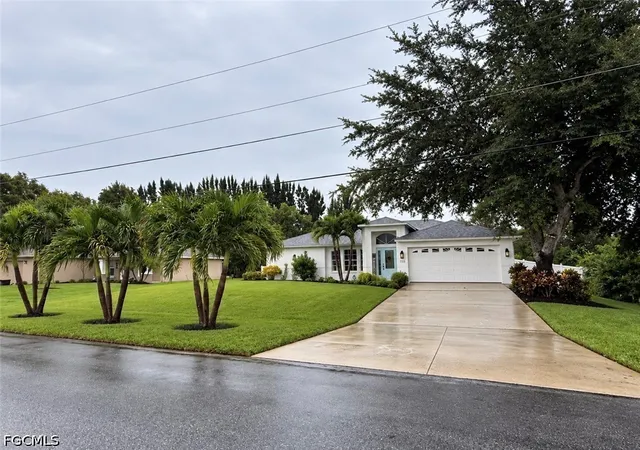 Photo 1 of Single family home for sale at 733 Arundel Cir, Fort Myers, FL 33913 | MLS# 2026038520 | Listing updated on 2026-09-15