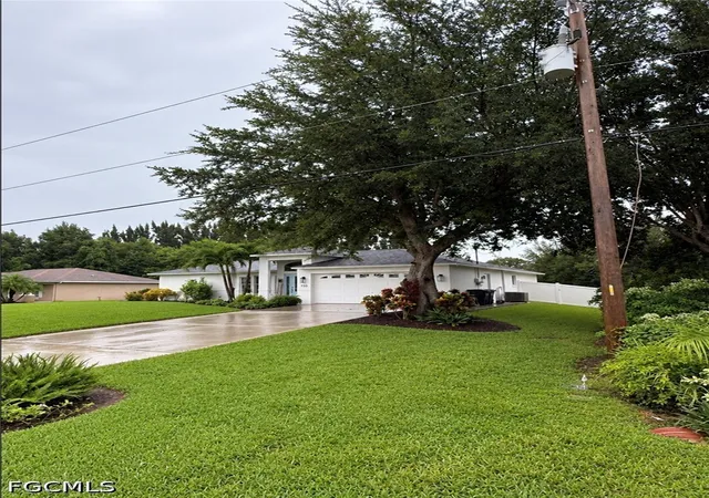 Photo 2 of Single family home for sale at 733 Arundel Cir, Fort Myers, FL 33913 | MLS# 2026038520 | Listing updated on 2026-09-15