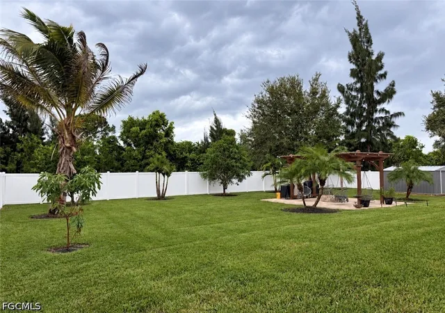 Photo 4 of Single family home for sale at 733 Arundel Cir, Fort Myers, FL 33913 | MLS# 2026038520 | Listing updated on 2026-09-15