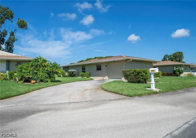 Photo 2 of Townhouse for sale at 5586 Pendlewood Ln, Fort Myers, FL 33919 | MLS# 2026038562 | Listing updated on 2026-09-16