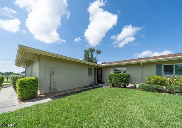 Photo 3 of Townhouse for sale at 5586 Pendlewood Ln, Fort Myers, FL 33919 | MLS# 2026038562 | Listing updated on 2026-09-16