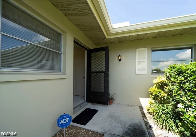 Photo 4 of Townhouse for sale at 5586 Pendlewood Ln, Fort Myers, FL 33919 | MLS# 2026038562 | Listing updated on 2026-09-16