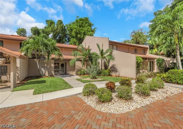 Photo 2 of Townhouse for sale at 4611 S Landings Dr, Fort Myers, FL 33919 | MLS# 2026038607 | Listing updated on 2026-09-15