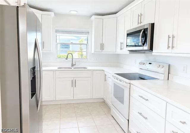 Listing Photo 5 - Condo for sale in building located at 6888 Bogey Dr, Fort Myers, FL 33919
