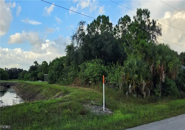 Photo 2 of Sale Pending at 851 Spaulding St E, Lehigh Acres, FL 33974 | MLS# 2026038973 | Listing updated on 2026-10-02