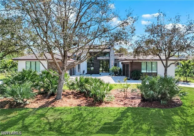 Photo 2 of Sale Pending at 18 Caribbean Rd, Naples, FL 34108 | MLS# 226032544 | Listing updated on 2026-10-01