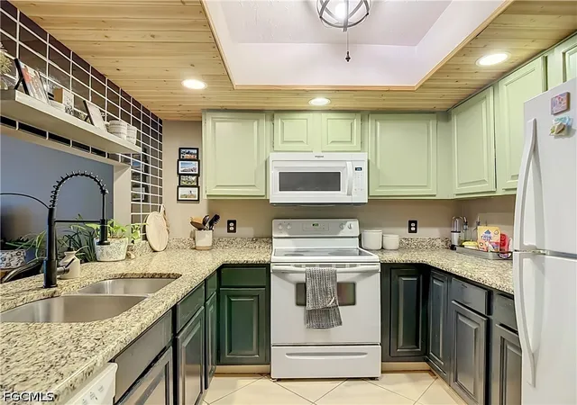 Listing Photo 4 - Condo for sale in building located at 8805 Lateen Ln, Fort Myers, FL 33919 - Unit #103