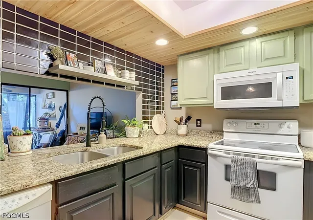 Listing Photo 5 - Condo for sale in building located at 8805 Lateen Ln, Fort Myers, FL 33919 - Unit #103