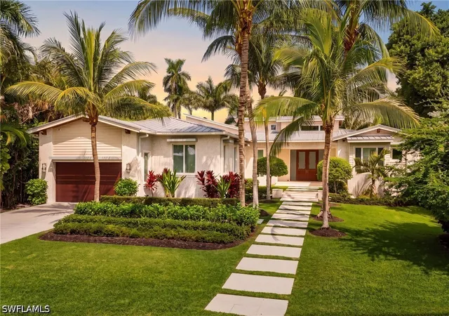 Photo 1 of Single family home for sale at 185 N Lake Dr, Naples, FL 34102 | MLS# 226033005 | Listing updated on 2026-10-07