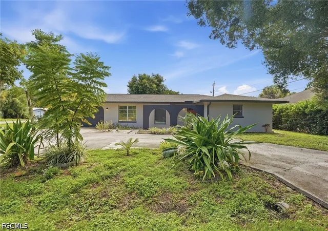 Photo 4 of Single family home for sale at 2502 Barcelona Ave, Fort Myers, FL 33905 | MLS# 2026039669 | Listing updated on 2026-10-06