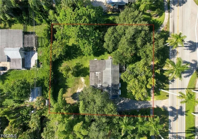 Photo 2 of Single family home for sale at 10461 Mcgregor Blvd, Fort Myers, FL 33919 | MLS# 2026039717 | Listing updated on 2026-09-23