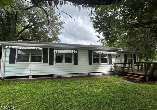 Photo 3 of Single family home for sale at 10461 Mcgregor Blvd, Fort Myers, FL 33919 | MLS# 2026039717 | Listing updated on 2026-09-23