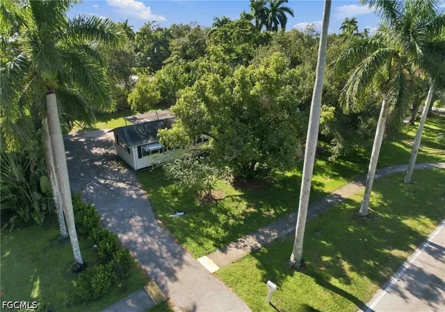 Photo 3 of Single family home for sale at 10461 Mcgregor Blvd, Fort Myers, FL 33919 | MLS# 2026039717 | Listing updated on 2026-09-23