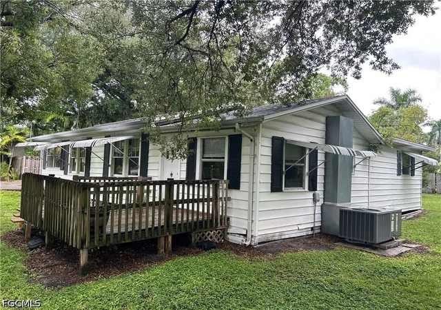 Photo 4 of Single family home for sale at 10461 Mcgregor Blvd, Fort Myers, FL 33919 | MLS# 2026039717 | Listing updated on 2026-09-23