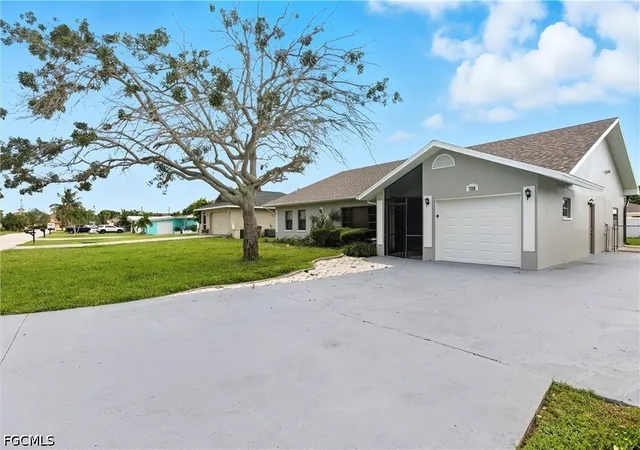 Photo 4 of Single family home for sale at 728 Tower Dr, Cape Coral, FL 33904 | MLS# 2026039998 | Listing updated on 2026-10-06