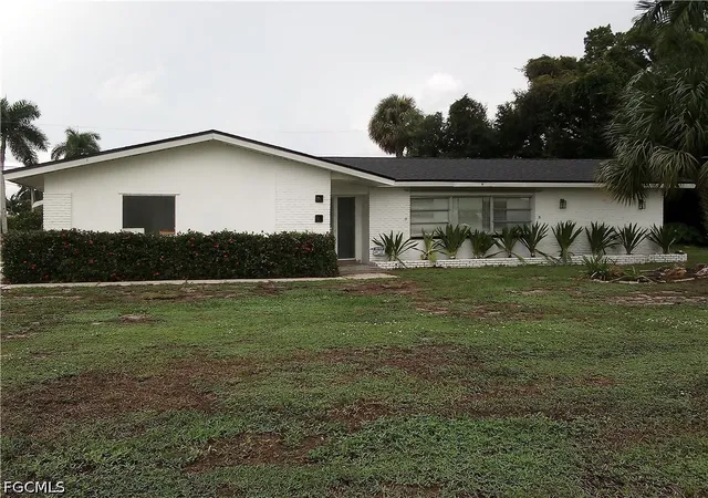 Photo 1 of Single family home for sale at 10300 Mcgregor Blvd, Fort Myers, FL 33919 | MLS# 2026042888 | Listing updated on 2026-10-16