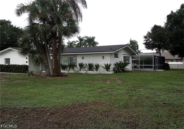 Photo 1 of Single family home for sale at 10300 Mcgregor Blvd, Fort Myers, FL 33919 | MLS# 2026042888 | Listing updated on 2026-10-16