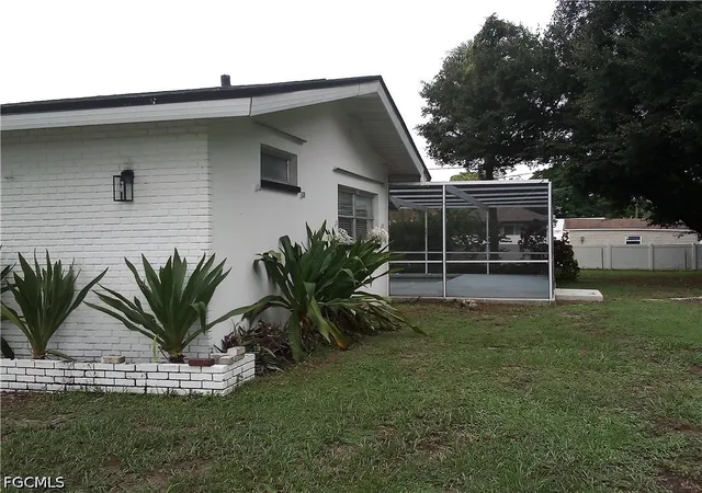 Photo 2 of Single family home for sale at 10300 Mcgregor Blvd, Fort Myers, FL 33919 | MLS# 2026042888 | Listing updated on 2026-10-16