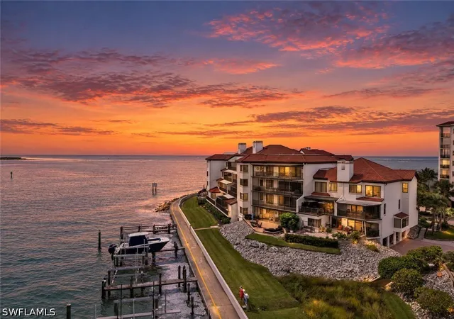 Listing Photo 2 - Condo for sale in building located at 531 La Peninsula Blvd, Naples, FL 34113 - Unit #531