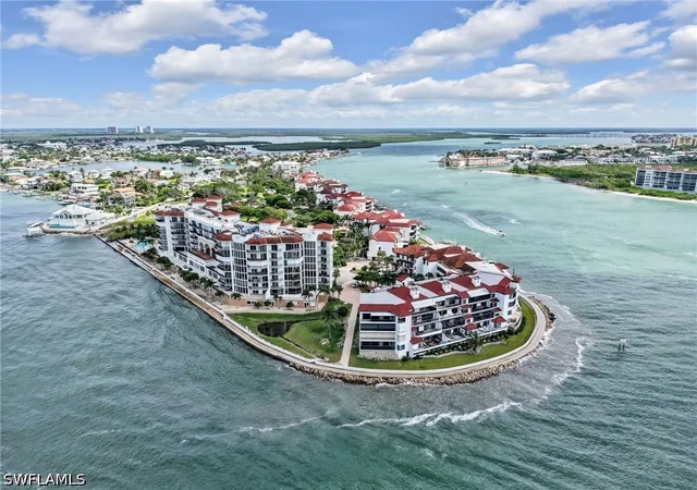 Listing Photo 4 - Condo for sale in building located at 531 La Peninsula Blvd, Naples, FL 34113 - Unit #531