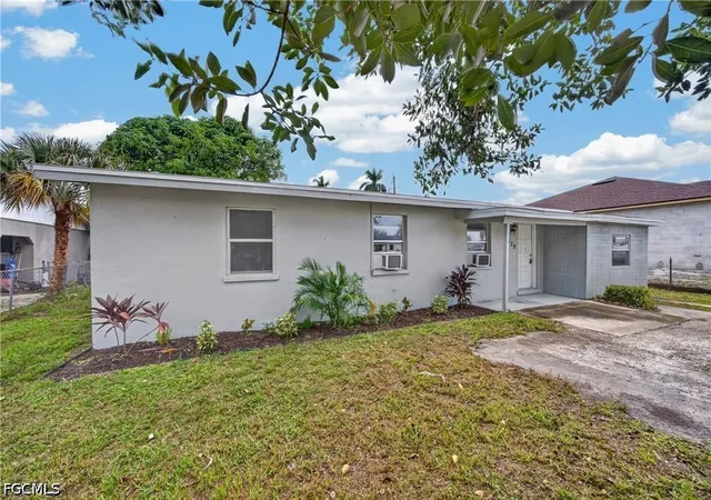 Single family home for sale at 1629 Pawnee St, Fort Myers, FL 33916 | MLS# 2026043697