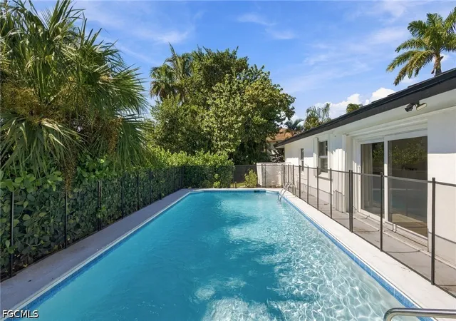 Photo 3 of Single family home for sale at 729 Sand Dollar Dr, Sanibel, FL 33957 | MLS# 2026043881 | Listing updated on 2026-10-21
