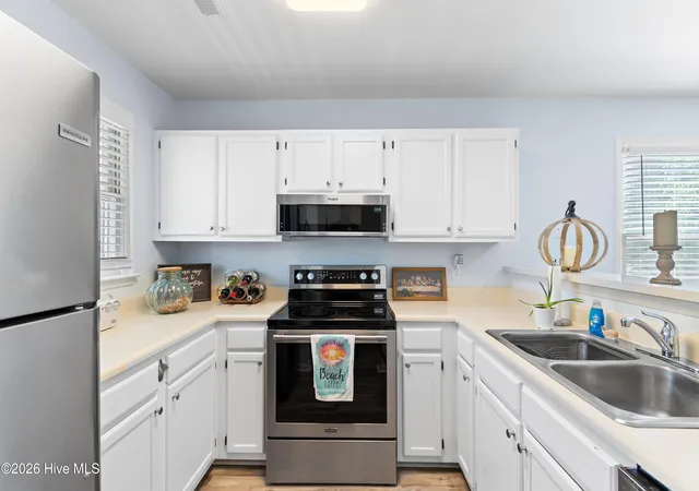 Photo 3 of Condo for sale at 128 Lullwater Dr #B, Wilmington, NC 28403 | MLS# 100601931 | Listing updated on 2026-09-07