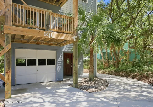 Photo 4 of Single family home for sale at 101 Wyndward Ct, Emerald Isle, NC 28594 | MLS# 100603164 | Listing updated on 2026-09-12