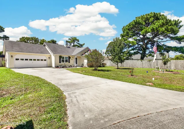 Photo 2 of Single family home for sale at 500 Nutfield Dr, Hubert, NC 28539 | MLS# 100602578 | Listing updated on 2026-09-15