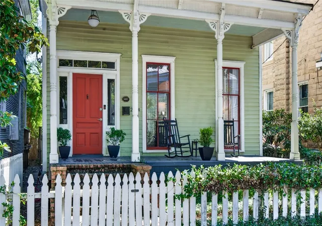 Photo 4 of Single family home for sale at 2214 Barnard St, Savannah, GA 31401 | MLS# SA363864 | Listing updated on 2026-10-29