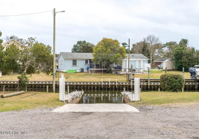 Photo 2 of Single family home for sale at 915 Sunset Blvd, Newport, NC 28570 | MLS# 100609588 | Listing updated on 2026-10-10