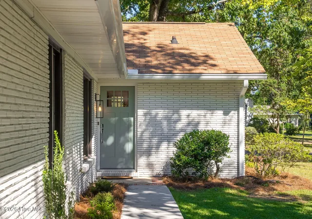 Photo 3 of Single family home for sale at 201 Dunbarton Cir SE, Aiken, SC 29803 | MLS# 100610471 | Listing updated on 2026-10-19
