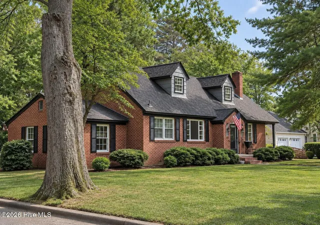 Photo 2 of Single family home for sale at 303 Prince St, Laurinburg, NC 28352 | MLS# 100586611 | Listing updated on 2026-10-21