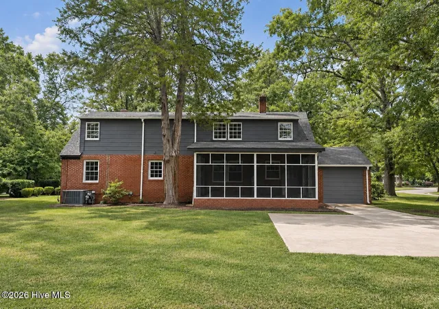 Photo 3 of Single family home for sale at 303 Prince St, Laurinburg, NC 28352 | MLS# 100586611 | Listing updated on 2026-10-21