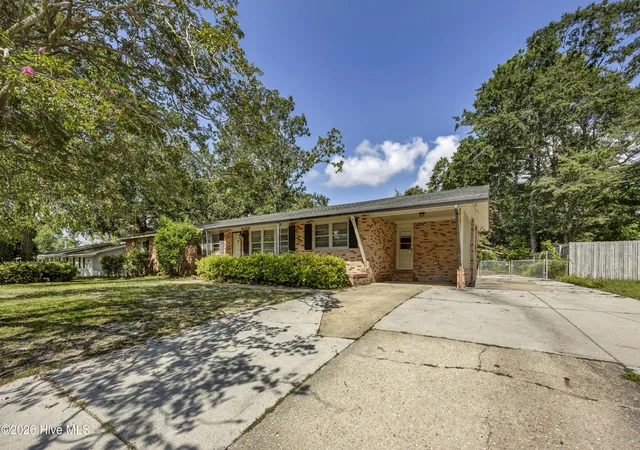 Photo 2 of Single family home for sale at 318 Englewood Dr, Wilmington, NC 28409 | MLS# 100600871 | Listing updated on 2026-09-04
