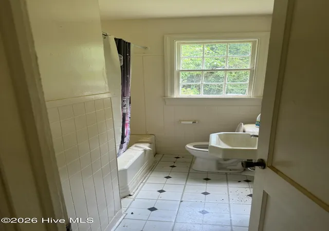 Photo 3 of Single family home for sale at 809 Stadiem Dr, Kinston, NC 28501 | MLS# 100587299 | Listing updated on 2026-09-09