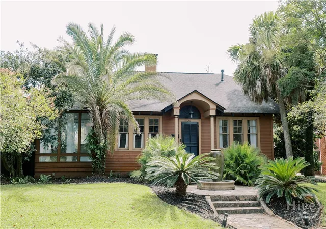 Photo 2 of Single family home for sale at 211 East 51st St, Savannah, GA 31405 | MLS# SA363958 | Listing updated on 2026-10-09