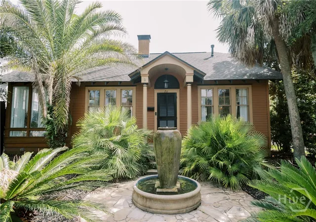 Photo 3 of Single family home for sale at 211 East 51st St, Savannah, GA 31405 | MLS# SA363958 | Listing updated on 2026-10-09