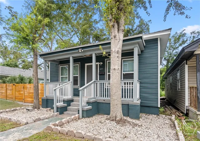 Photo 2 of Single family home for sale at 211 Millen St, Savannah, GA 31415 | MLS# SA365352 | Listing updated on 2026-10-16