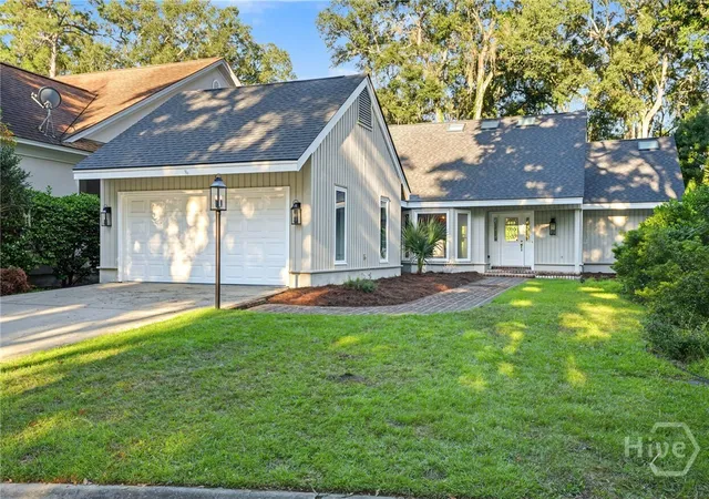 Photo 1 of Single family home for sale at 4 Halfmoon Ct, Savannah, GA 31411 | MLS# SA366441 | Listing updated on 2026-10-14