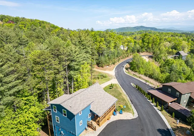 Photo 3 of Single family home for sale at 604 Point Overlook Trl, Murphy, NC 28906 | MLS# 98544170 | Listing updated on 2026-09-04