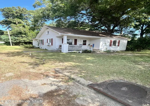 Photo 4 of Single family home for sale at 1313 Atkinson St, Laurinburg, NC 28352 | MLS# 100602948 | Listing updated on 2026-09-11