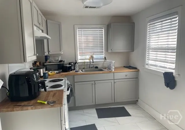 Listing Photo 2 - Condo for sale in building located at 1703 Reynolds St, Savannah, GA 31401