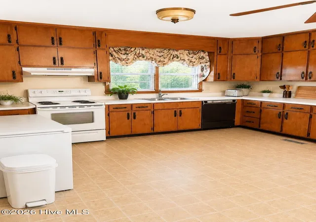 Photo 3 of Single family home for sale at 902 Park Ave, Fairmont, NC 28340 | MLS# 100602265 | Listing updated on 2026-09-20
