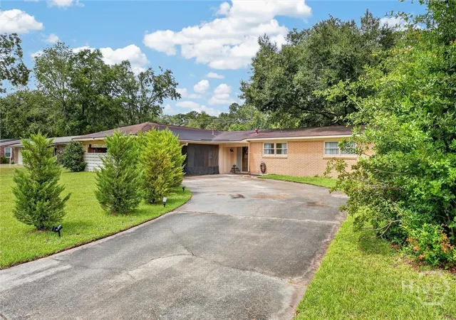 Photo 1 of Single family home for sale at 406 Willow Rd, Savannah, GA 31419 | MLS# SA363288 | Listing updated on 2026-10-19