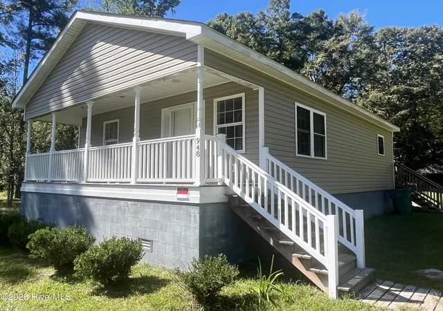 Photo 1 of Single family home for sale at 948 Jefferson Rd, Lake Waccamaw, NC 28450 | MLS# 100610878 | Listing updated on 2026-10-30