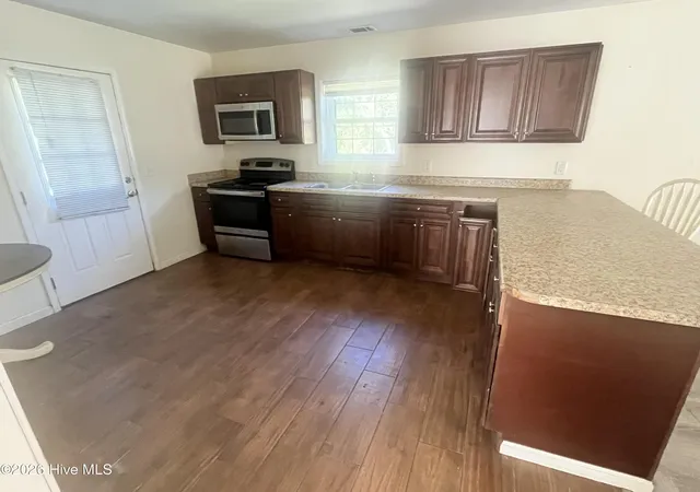 Photo 3 of Single family home for sale at 948 Jefferson Rd, Lake Waccamaw, NC 28450 | MLS# 100610878 | Listing updated on 2026-10-30