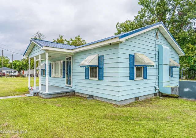 Photo 3 of Single family home for sale at 407 Ward St, Laurinburg, NC 28352 | MLS# 100608844 | Listing updated on 2026-10-07