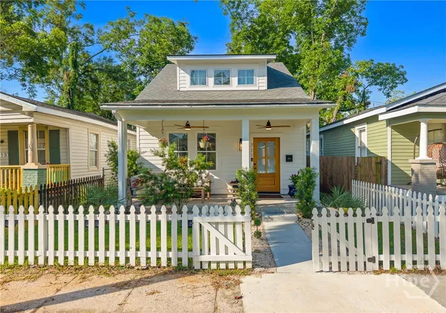 Photo 4 of Single family home for sale at 711 E 32nd Street, Savannah, GA 31401 | MLS# SA357198 | Listing updated on 2026-09-12